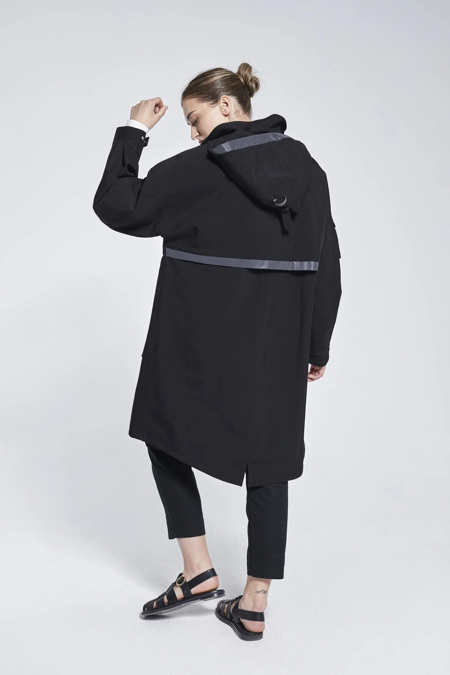 BLACK MARILA RAINCOAT - recycled materials