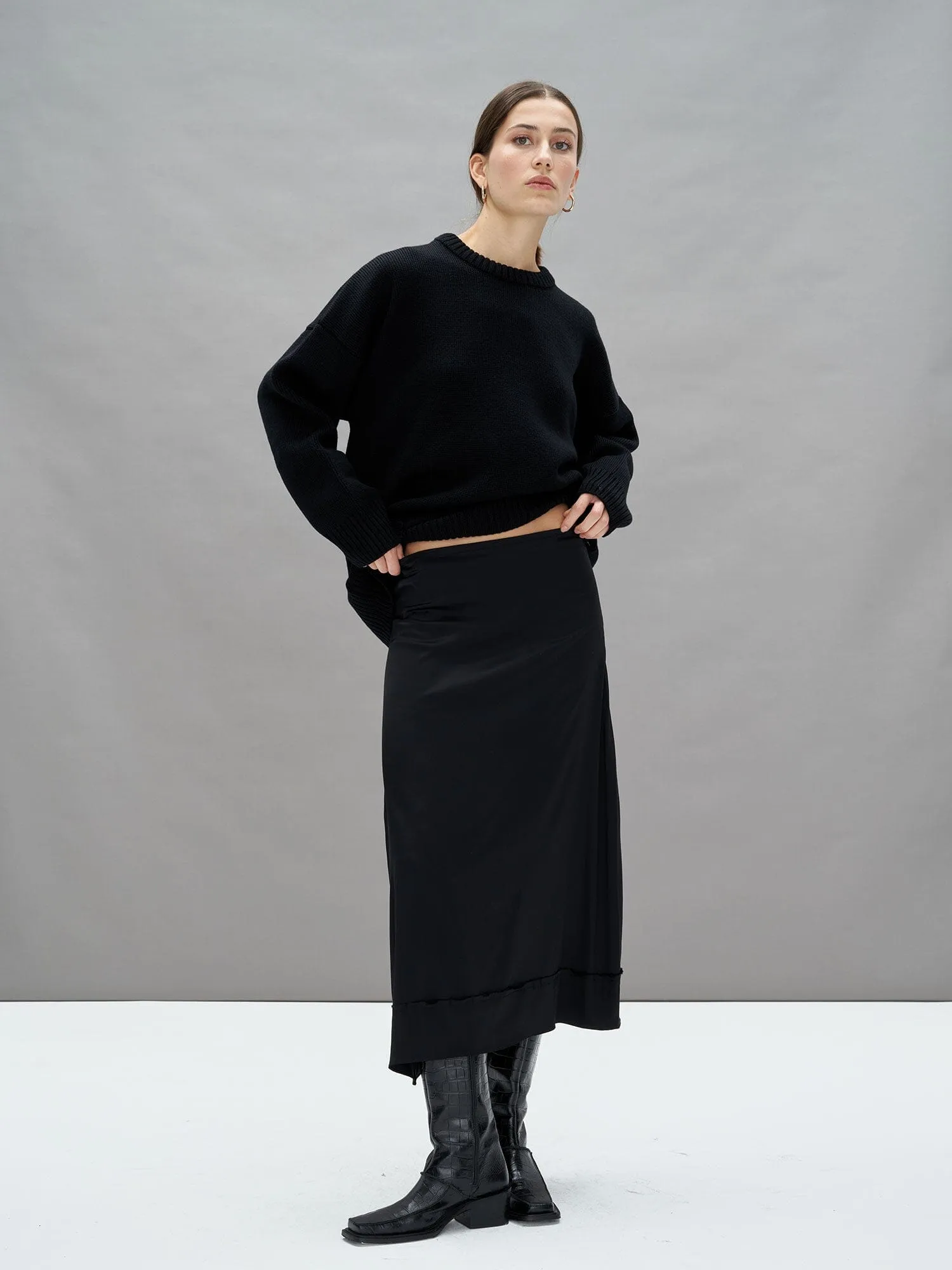 PRUNE - Jupe midi évasée en satin de viscose Noir