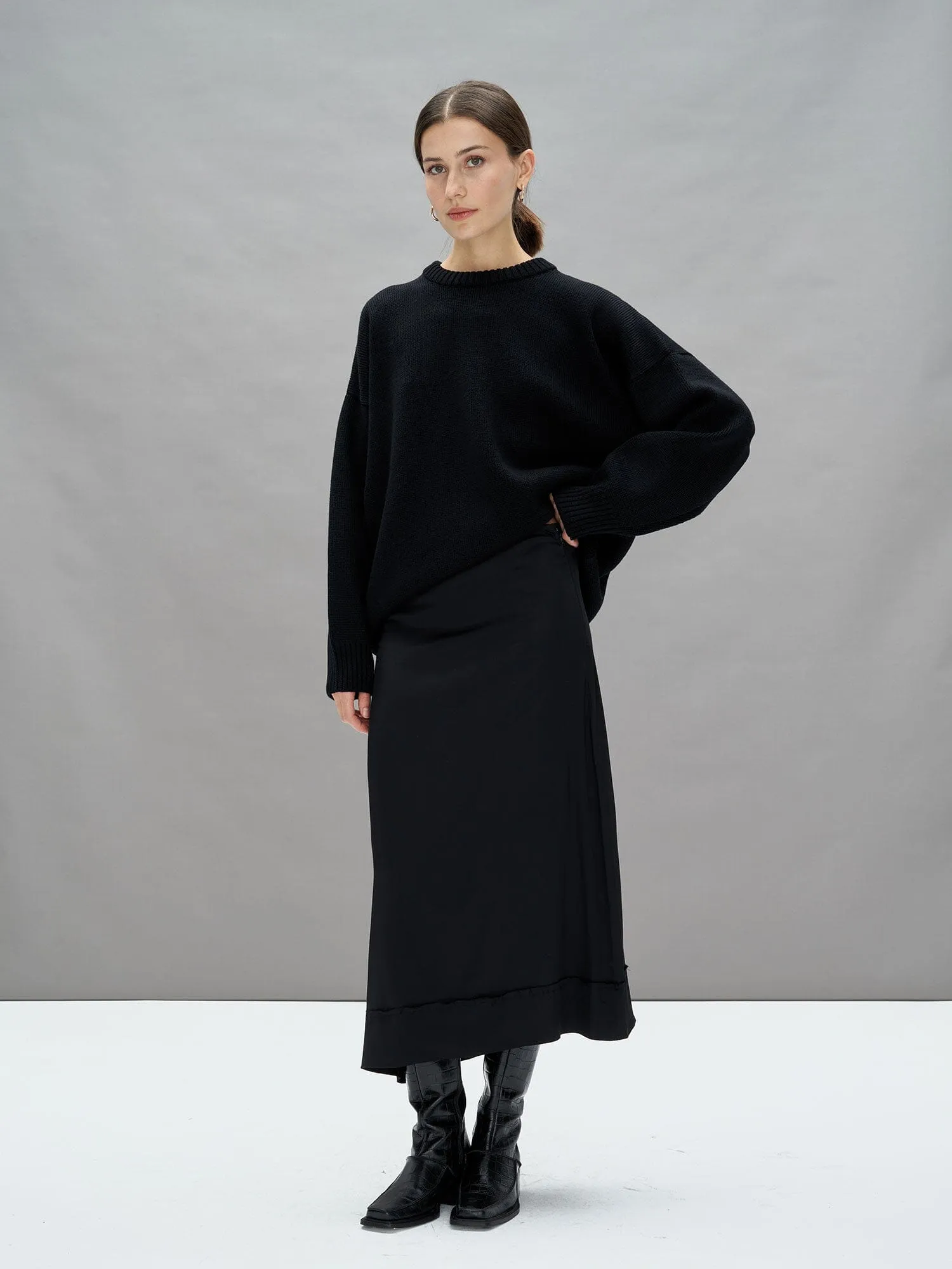 PRUNE - Jupe midi évasée en satin de viscose Noir