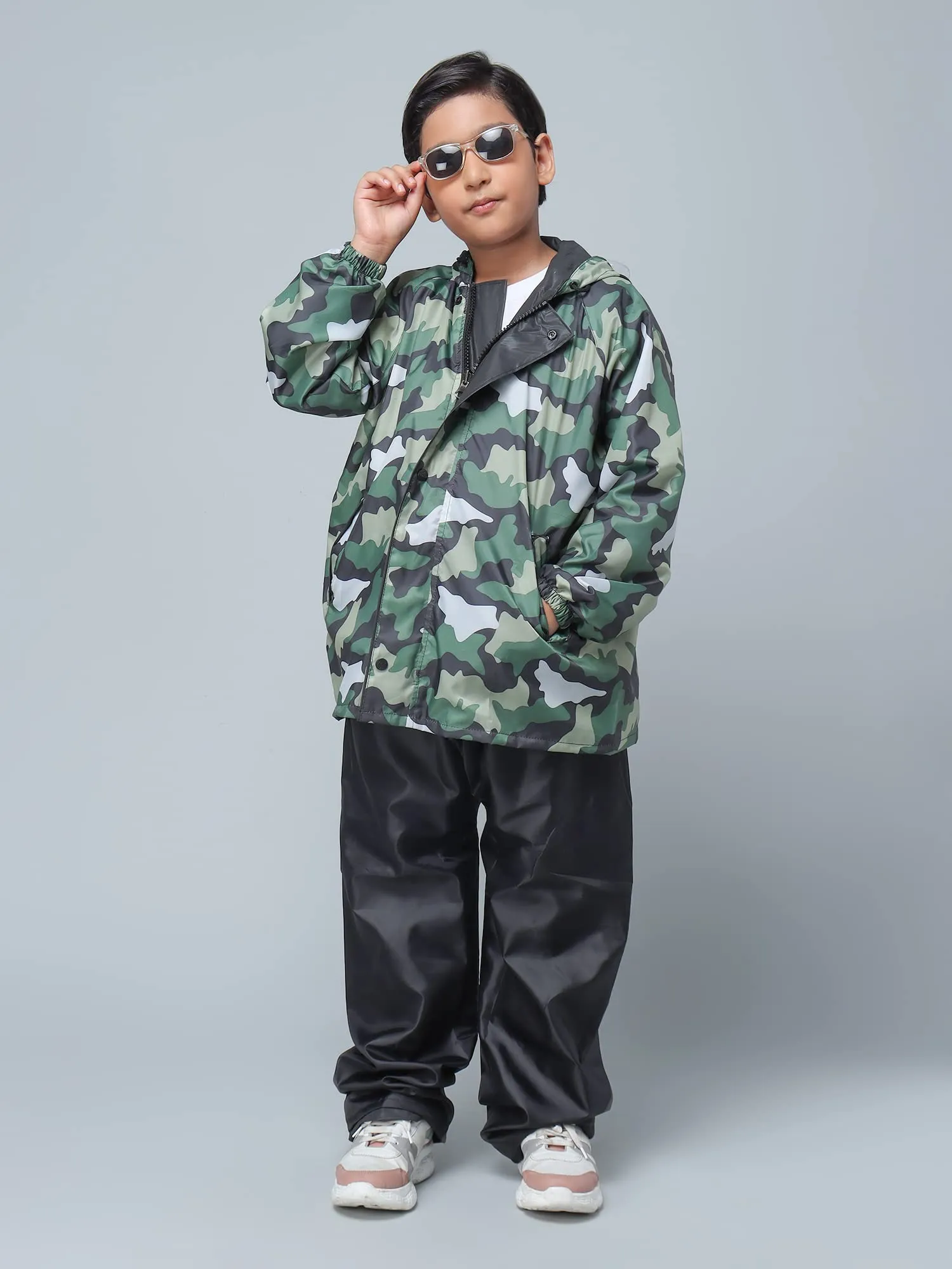 STRAUSS THE CLOWNFISH Comrad Series Kid's Waterproof Nylon Double Coating Reversible Raincoat with Hood and Reflector Logo at Back. Set of Top& Bottom. Printed Pouch Age-5-7 years (Green Camo)