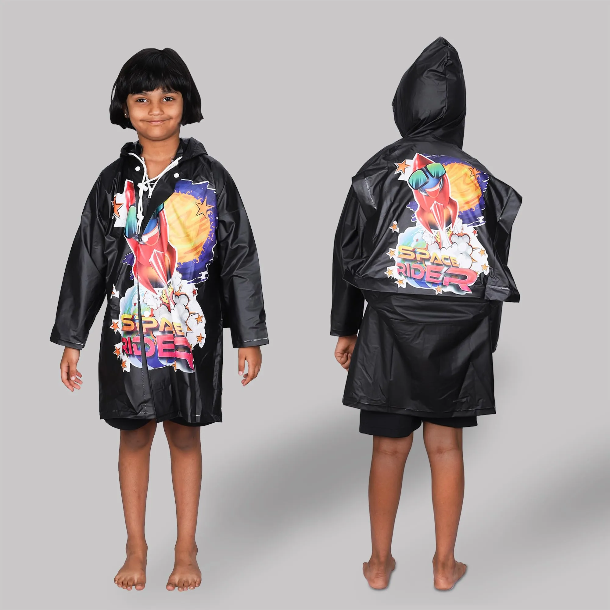 THE CLOWNFISH Toon Caper Series Kids Waterproof PVC Longcoat with Adjustable Hood & Extra Space for Backpack/Schoolbag Holding. Printed Plastic Pouch. Kid Age-3-4 years (Jet Black)